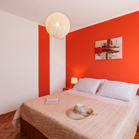 Two Bedroom Apartment, Nice Neighborhood, Free Parking, Wifi 普拉 外观 照片