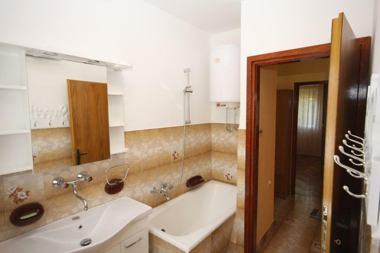 Two Bedroom Apartment, Nice Neighborhood, Free Parking, Wifi 普拉 外观 照片