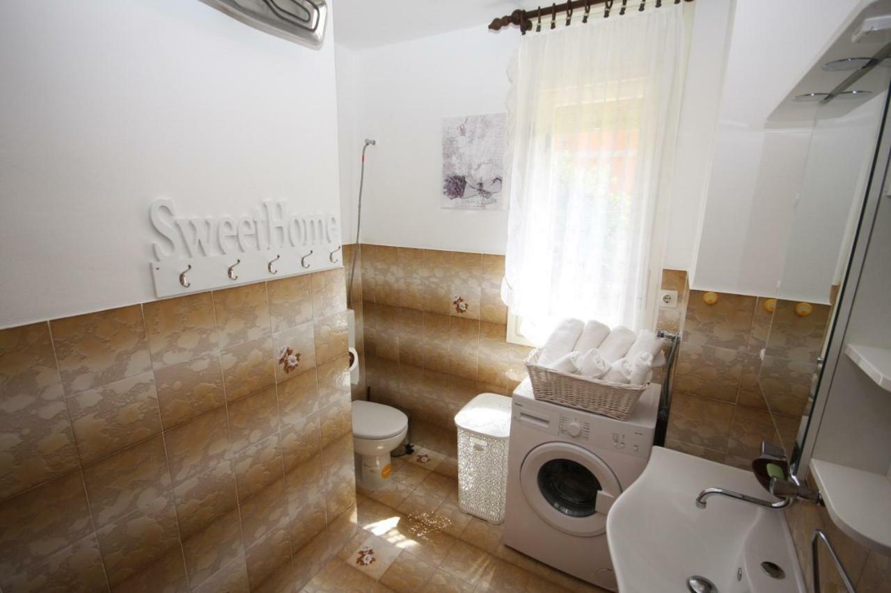 Two Bedroom Apartment, Nice Neighborhood, Free Parking, Wifi 普拉 外观 照片