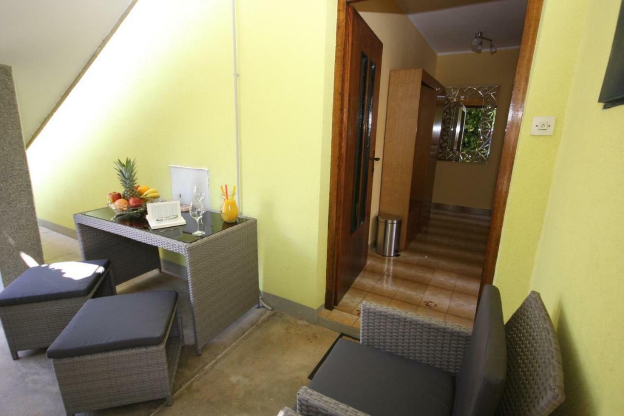 Two Bedroom Apartment, Nice Neighborhood, Free Parking, Wifi 普拉 外观 照片