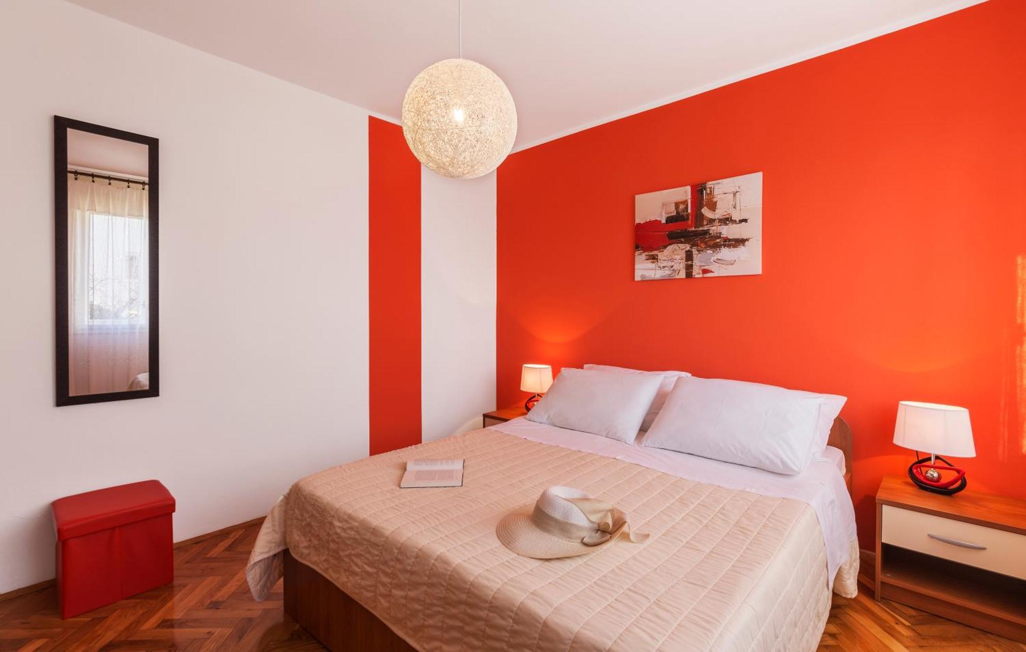 Two Bedroom Apartment, Nice Neighborhood, Free Parking, Wifi 普拉 外观 照片