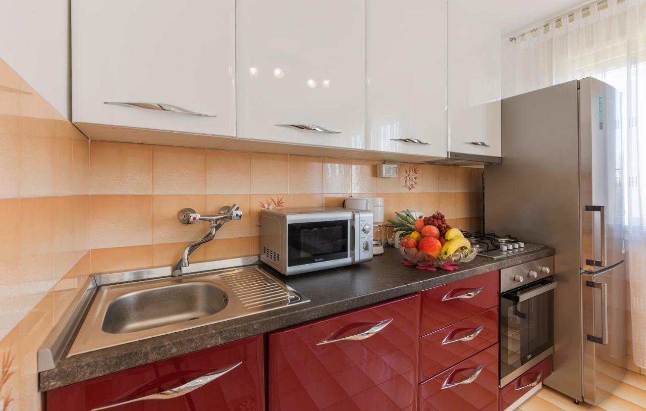 Two Bedroom Apartment, Nice Neighborhood, Free Parking, Wifi 普拉 外观 照片
