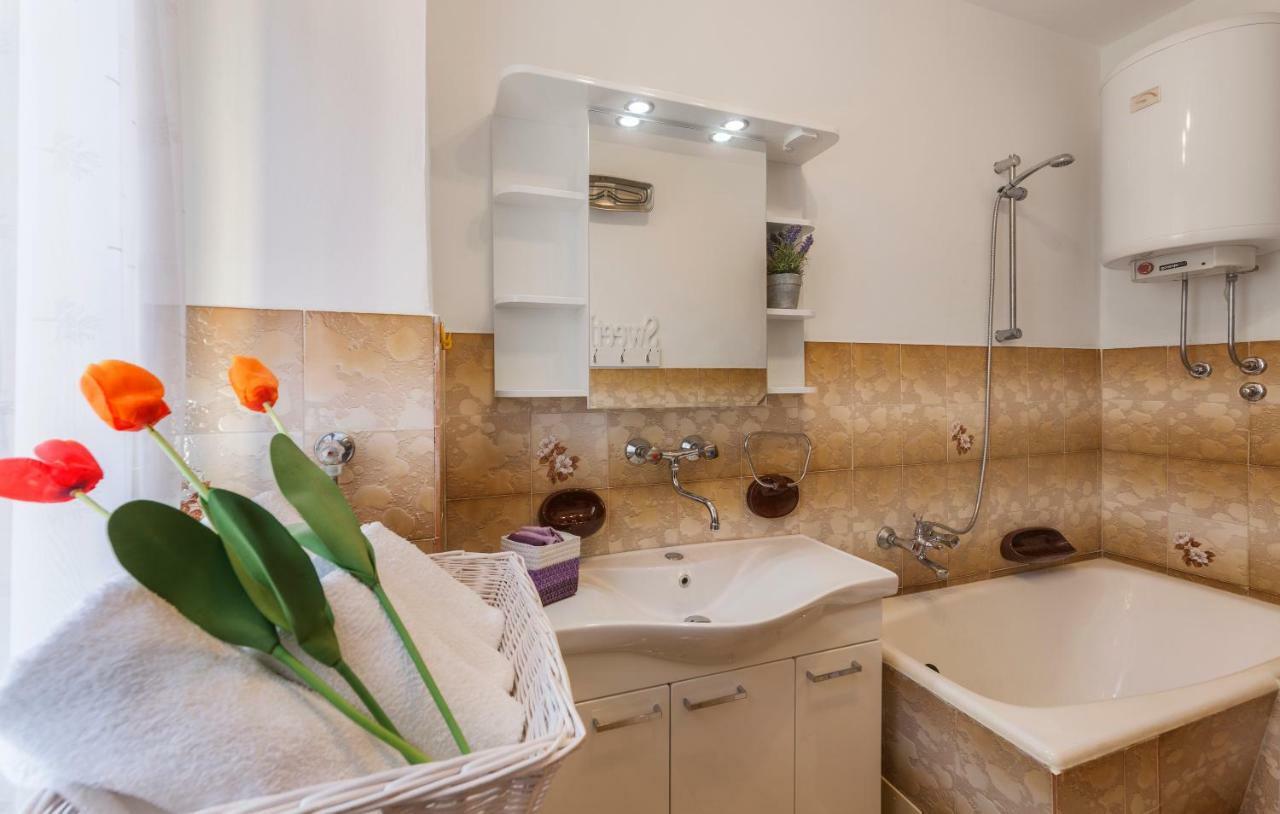 Two Bedroom Apartment, Nice Neighborhood, Free Parking, Wifi 普拉 外观 照片